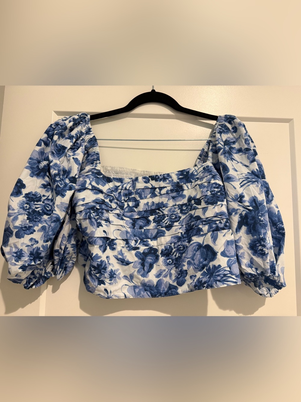 Abercrombie & Fitch Blue and White Floral Puff-Sleeve Crop Top